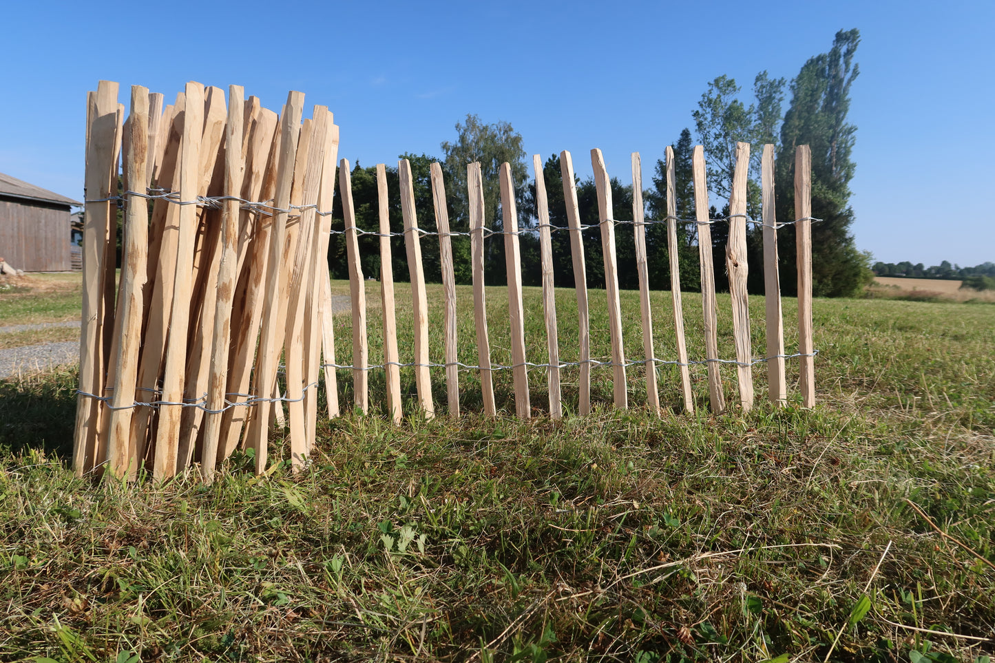 Staketenzaun aus Haselnuss mit Lattenabstand 35cm 7-9cm 5lfm