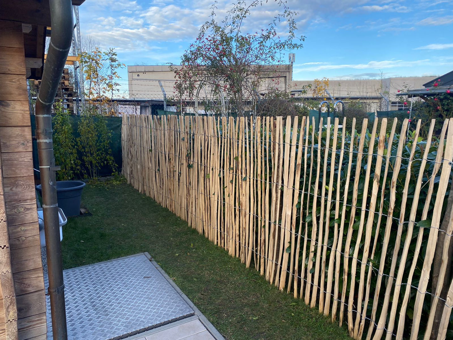 Staketenzaun aus Haselnuss mit Lattenabstand 90cm 7-9cm 5lfm